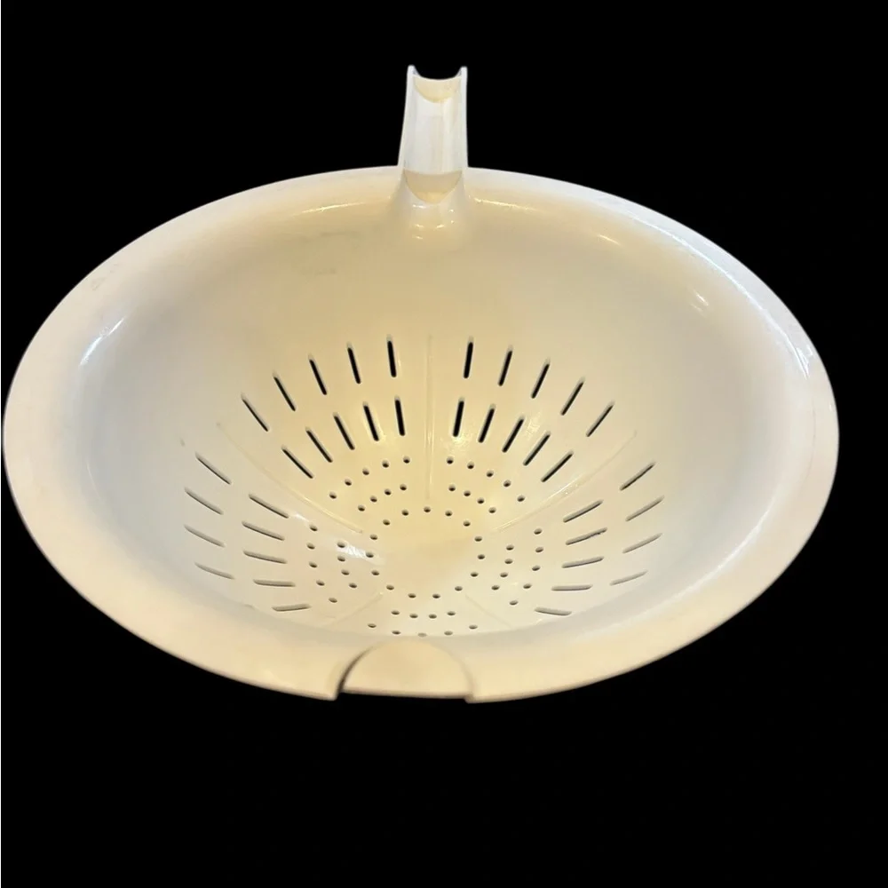 Tupperware 2 Quart Large White Colander Strainer Made in USA #8382 No Flaws Seen